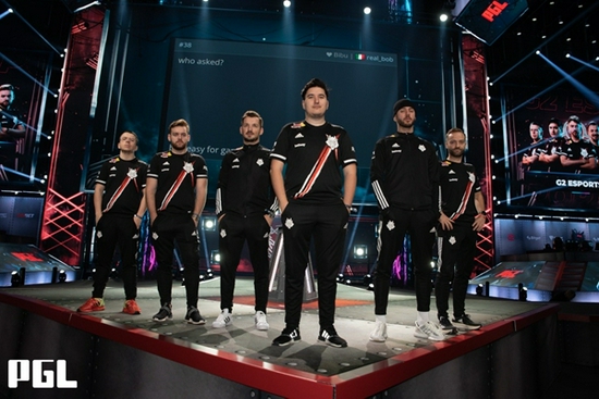 限量版ROG与初音未来联名主机创下37008元拍卖新纪录